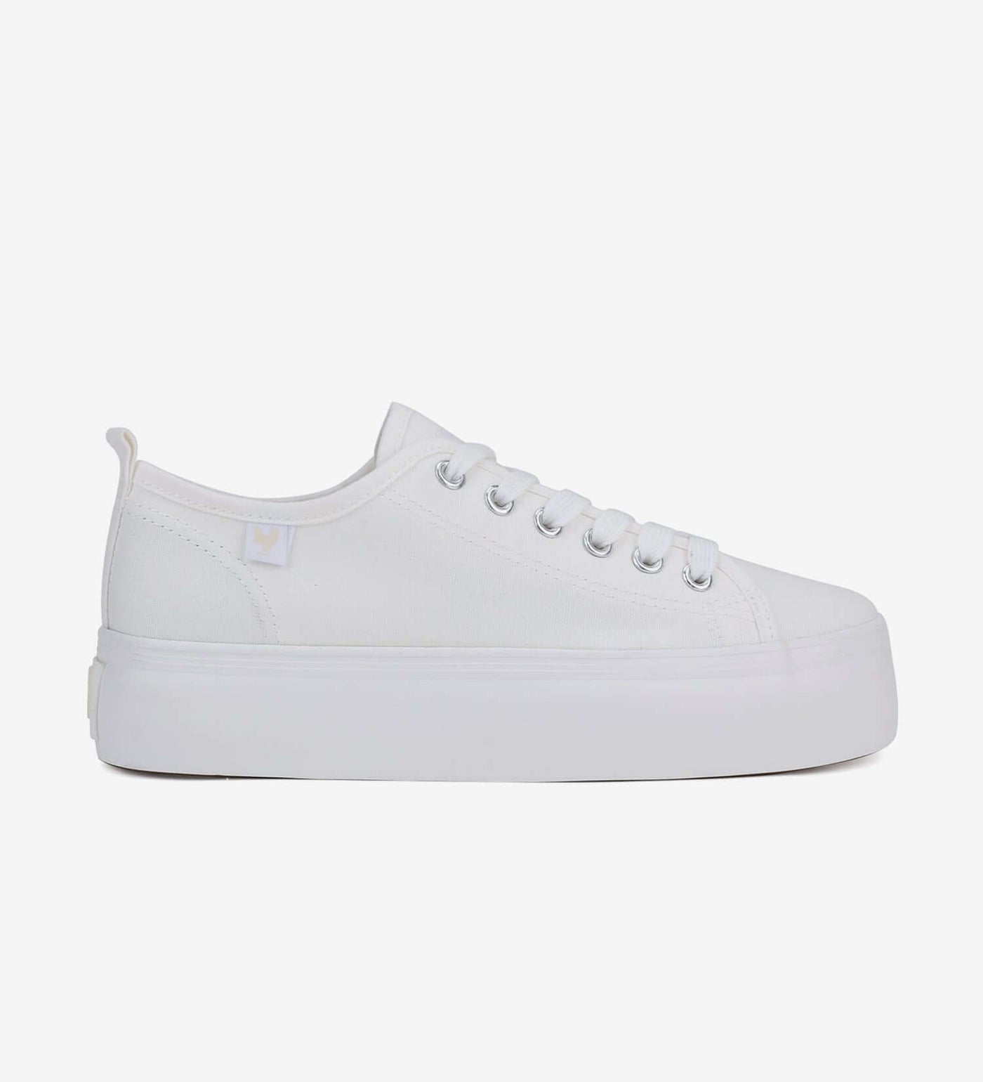 Classic white platform sneakers with a 4cm natural rubber sole and washed canvas upper, featuring wide ribbon laces.