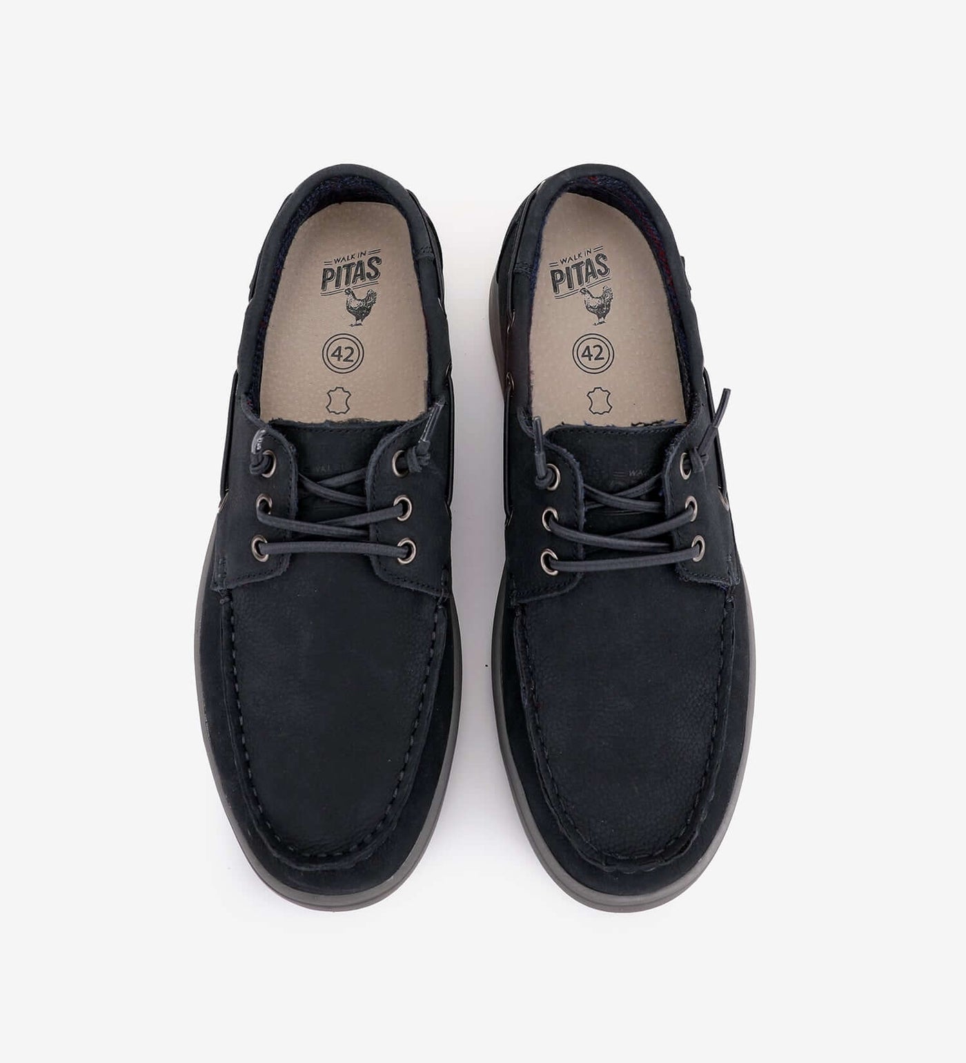 Top view of Daiki leather boat shoes by Pitas, featuring three lace eyelets and elastic laces, in premium black leather.