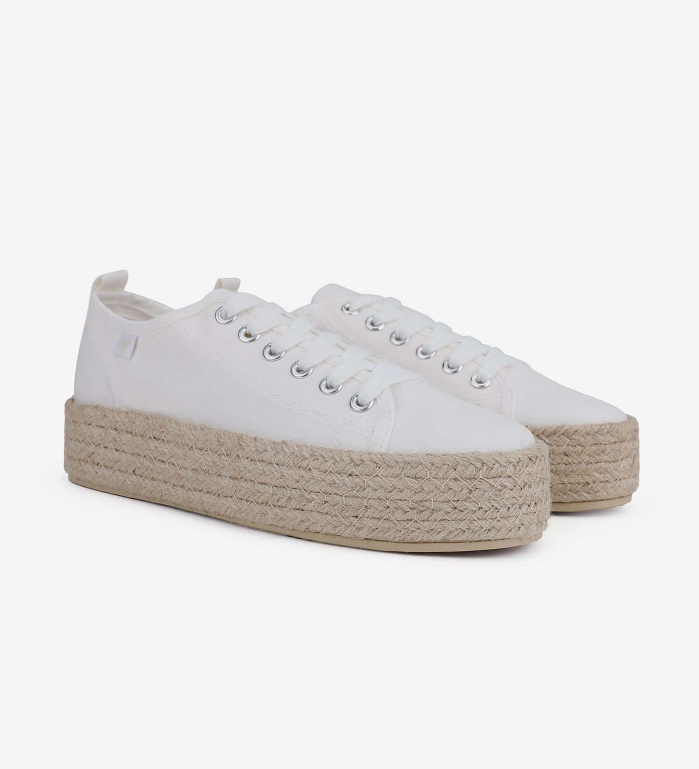 White lace-up 4cm platform espadrille sneakers with jute band and rubber sole, embodying Mediterranean summer style and comfort.