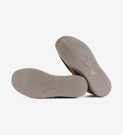 WP150 Bruce shoe soles with durable traction and cushioning, showcasing the Pitas branding on a textured grey surface.