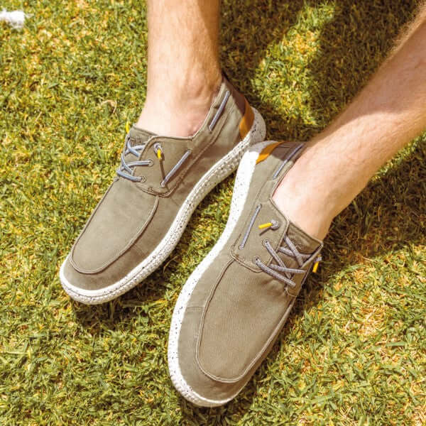 WP150 Jack Ultralight Boat Shoes with elastic laces and cotton upper, featuring supportive vegan leather heel on grass.